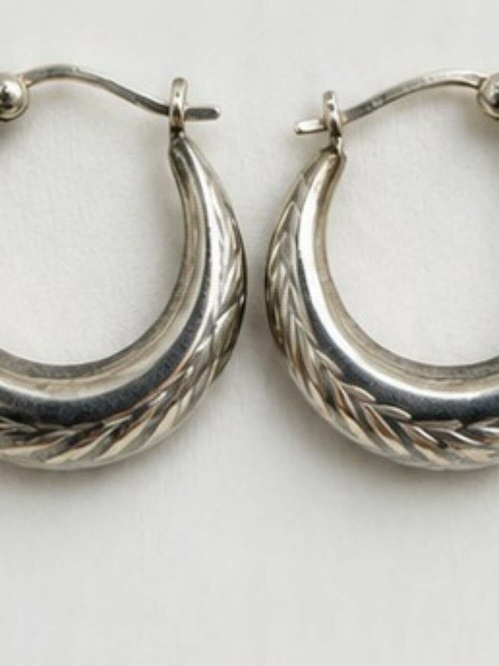 Vintage 925 Sterling Silver Etched Hoop Earrings Leaf Scroll Design Lightweight - Picture 3 of 6